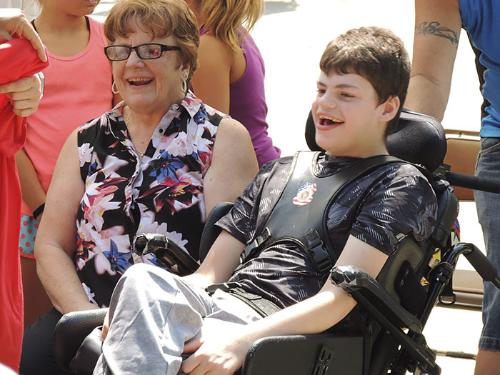 Matthew tem uma deficiência cromossômica, que causou uma séria má formação cerebral, paralisia cerebral e autismo. Sua mãe pediu ajuda na internet e a cidade inteira resolveu parabenizar o jovem de 21 anos com uma grande festa!