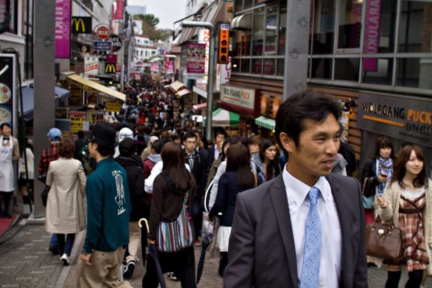 O fotógrafo David Tesinsky fez uma viagem para o Japão e acabou se inspirando para fazer uma série de imagens que mostram a vida dos executivos japoneses nas ruas