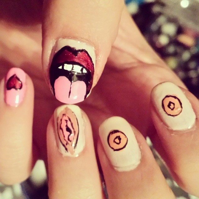 Que tal uma nail art mais ~íntima~?