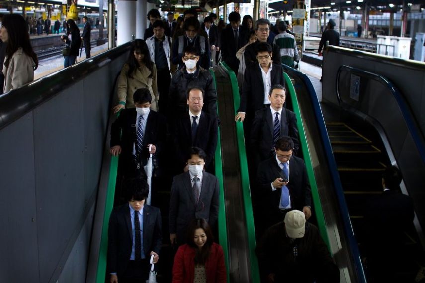 O fotógrafo David Tesinsky fez uma viagem para o Japão e acabou se inspirando para fazer uma série de imagens que mostram a vida dos executivos japoneses nas ruas