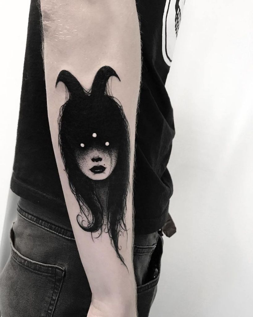 SEWP é um artista de Toronto, no Canadá, que cria tatuagens incríveis. Seus desenhos mais famosos são de mulheres sem rosto, com um quê de erotismo e um tanto assustadoras