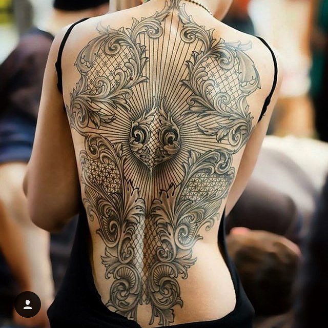 Casal italiano faz sucesso no Instagram com tattoos charmosas e sensuais