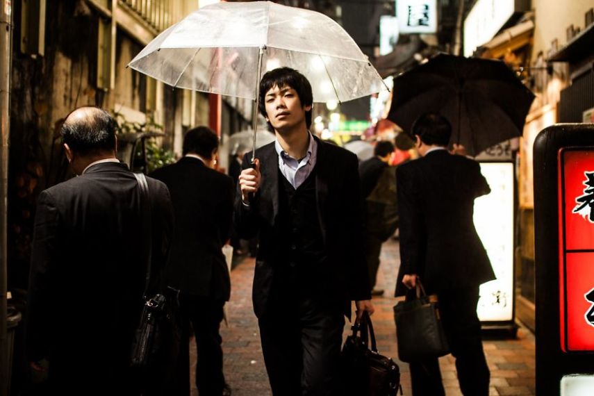 O fotógrafo David Tesinsky fez uma viagem para o Japão e acabou se inspirando para fazer uma série de imagens que mostram a vida dos executivos japoneses nas ruas
