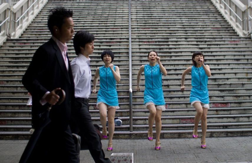 O fotógrafo David Tesinsky fez uma viagem para o Japão e acabou se inspirando para fazer uma série de imagens que mostram a vida dos executivos japoneses nas ruas