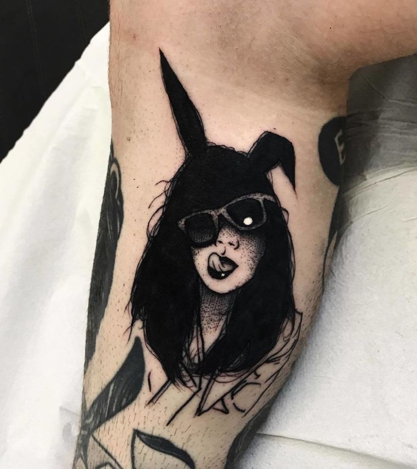 SEWP é um artista de Toronto, no Canadá, que cria tatuagens incríveis. Seus desenhos mais famosos são de mulheres sem rosto, com um quê de erotismo e um tanto assustadoras