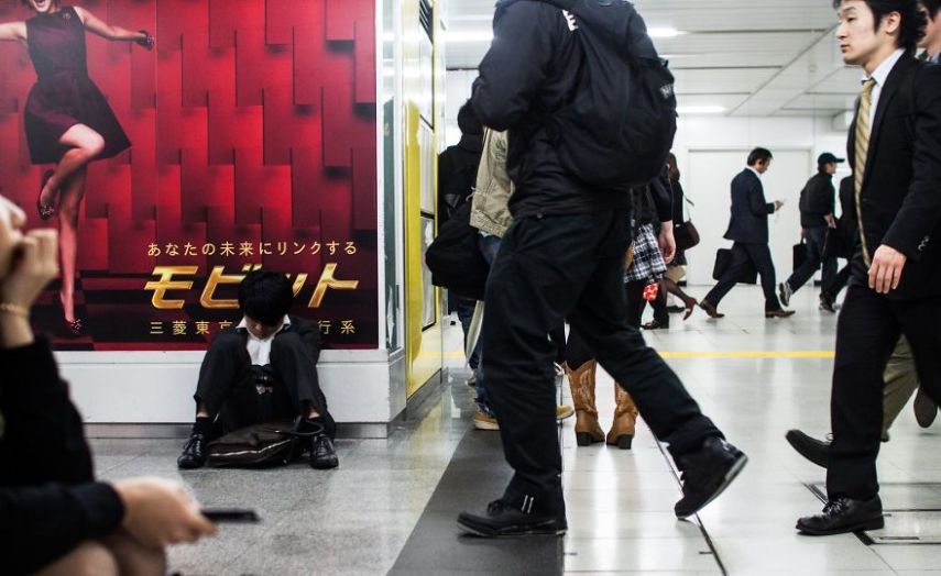 O fotógrafo David Tesinsky fez uma viagem para o Japão e acabou se inspirando para fazer uma série de imagens que mostram a vida dos executivos japoneses nas ruas