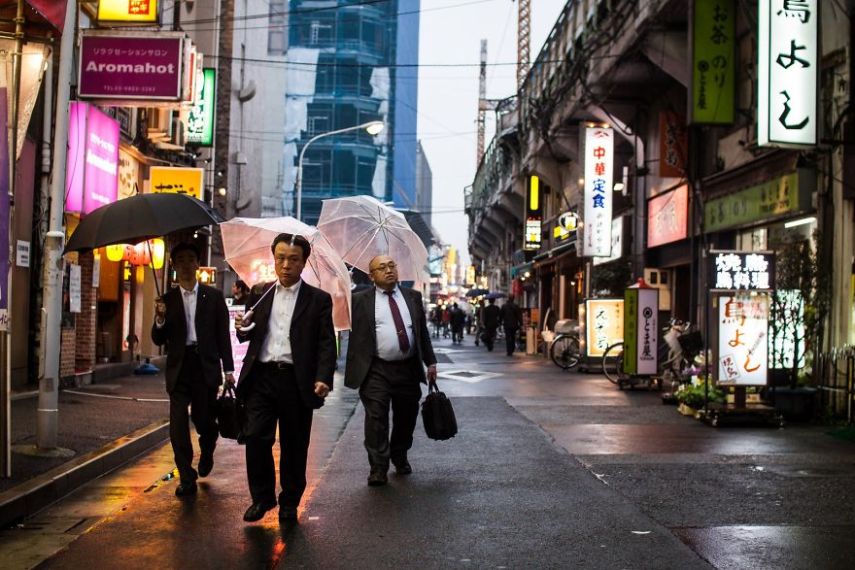 O fotógrafo David Tesinsky fez uma viagem para o Japão e acabou se inspirando para fazer uma série de imagens que mostram a vida dos executivos japoneses nas ruas