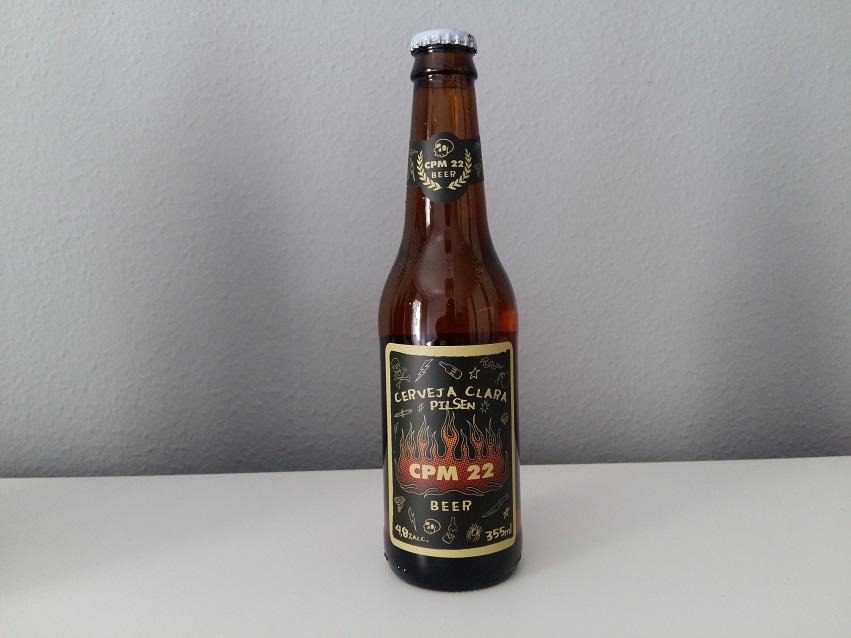 Quando começamos a falar sobre o estilo da cerveja, o que veio em mente foi uma coisa que combinasse com o ambiente de um show de hardcore; muita energia, galera pulando, calor e suor. Precisávamos de algo que refrescasse essa galera, foi então que escolhemos o estilo Pilsen.