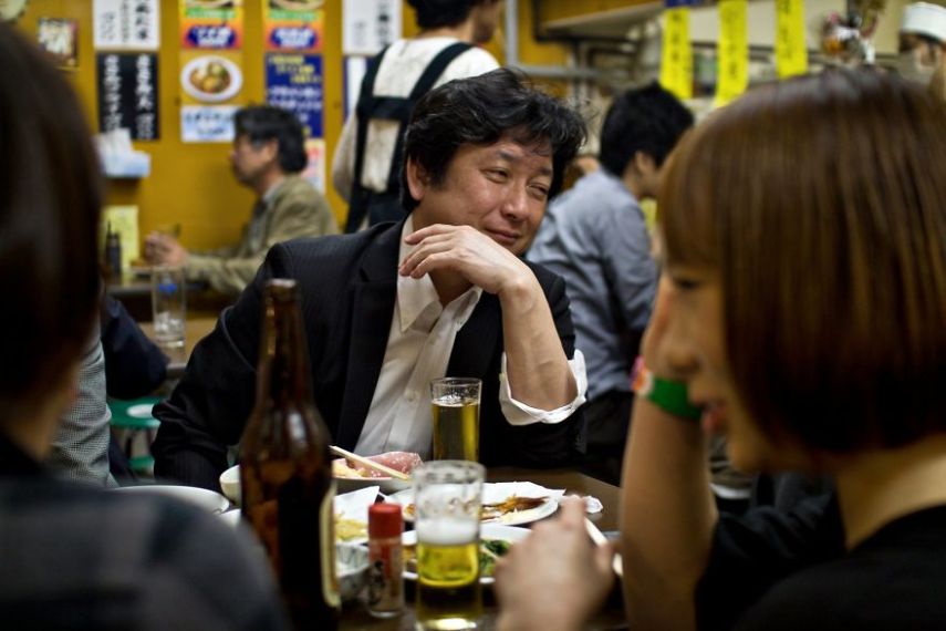 O fotógrafo David Tesinsky fez uma viagem para o Japão e acabou se inspirando para fazer uma série de imagens que mostram a vida dos executivos japoneses nas ruas