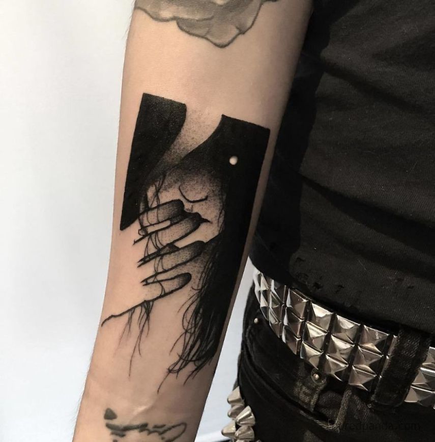 SEWP é um artista de Toronto, no Canadá, que cria tatuagens incríveis. Seus desenhos mais famosos são de mulheres sem rosto, com um quê de erotismo e um tanto assustadoras