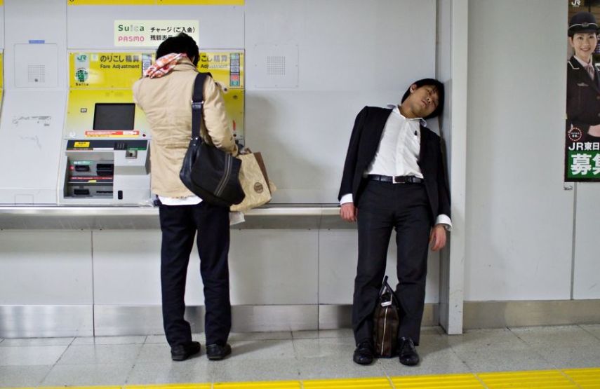 O fotógrafo David Tesinsky fez uma viagem para o Japão e acabou se inspirando para fazer uma série de imagens que mostram a vida dos executivos japoneses nas ruas