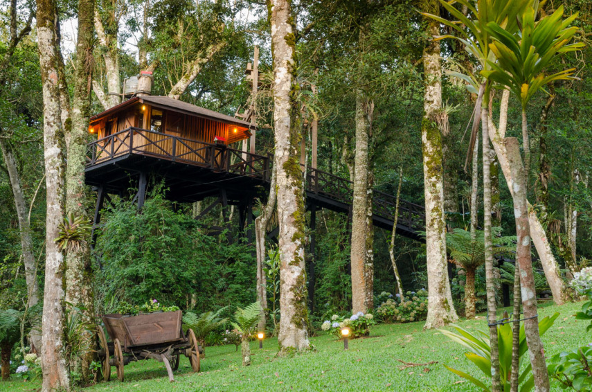 Essa casa localizada em Monte Verde (MG) surge em terceiro lugar das mais desejadas do país. Perfeita para uma viagem a dois ela possui a rusticidade e o conforto ideais para uma viagem romântica.