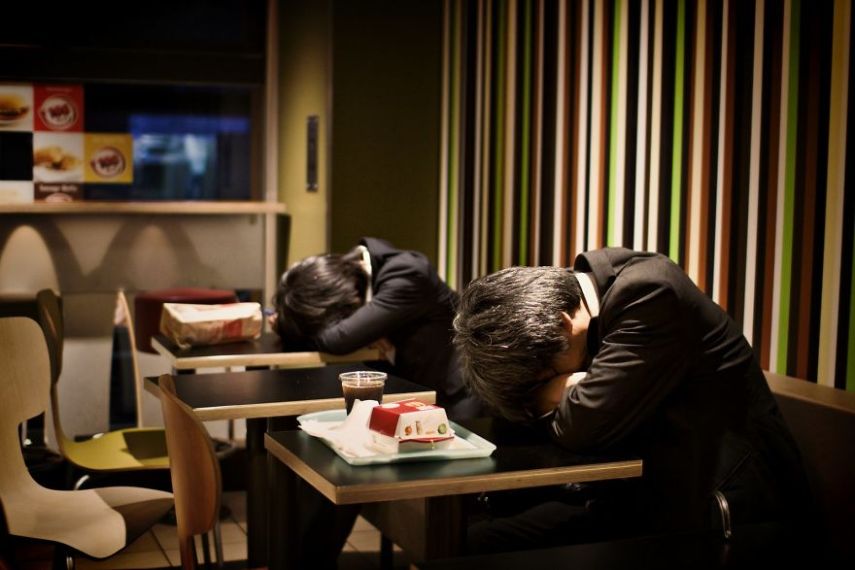 O fotógrafo David Tesinsky fez uma viagem para o Japão e acabou se inspirando para fazer uma série de imagens que mostram a vida dos executivos japoneses nas ruas