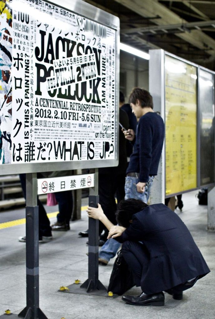 O fotógrafo David Tesinsky fez uma viagem para o Japão e acabou se inspirando para fazer uma série de imagens que mostram a vida dos executivos japoneses nas ruas