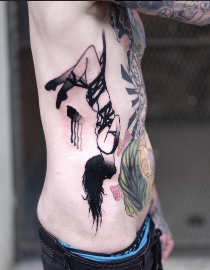 SEWP é um artista de Toronto, no Canadá, que cria tatuagens incríveis. Seus desenhos mais famosos são de mulheres sem rosto, com um quê de erotismo e um tanto assustadoras