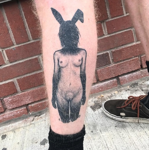 SEWP é um artista de Toronto, no Canadá, que cria tatuagens incríveis. Seus desenhos mais famosos são de mulheres sem rosto, com um quê de erotismo e um tanto assustadoras