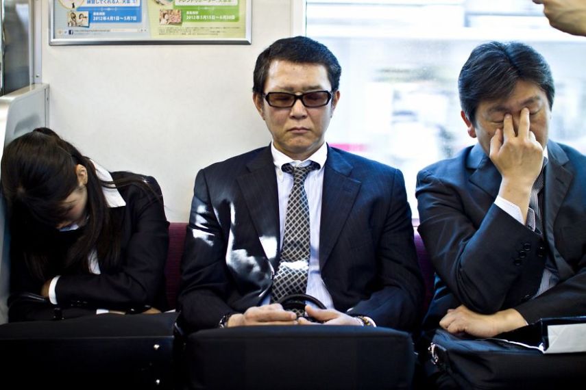 O fotógrafo David Tesinsky fez uma viagem para o Japão e acabou se inspirando para fazer uma série de imagens que mostram a vida dos executivos japoneses nas ruas