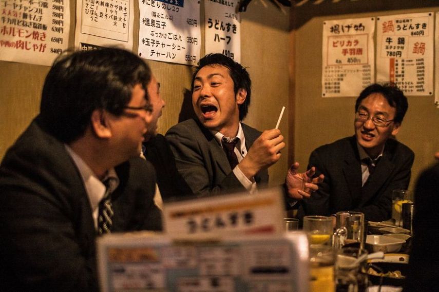 O fotógrafo David Tesinsky fez uma viagem para o Japão e acabou se inspirando para fazer uma série de imagens que mostram a vida dos executivos japoneses nas ruas