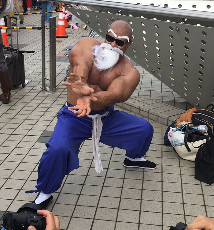 O bodybuilder Taichi Shimizu arrasou ao se caracterizar como Mestre Kame em seu poder máximo, em Dragon Ball