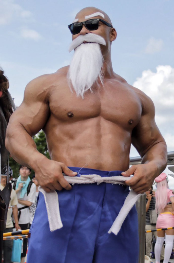 O bodybuilder Taichi Shimizu arrasou ao se caracterizar como Mestre Kame em seu poder máximo, em Dragon Ball