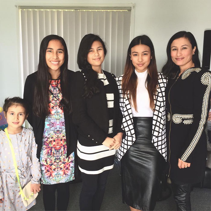 Mãe (no canto direito) com suas quatro filhas, de 7, 14, 15, 17, 38 anos