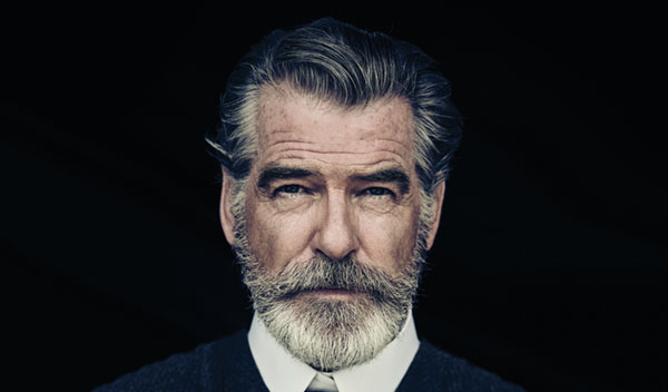 Pierce Brosnan sabe cuspir fogo