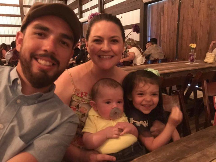 O bebê de quatro meses Jonas Gutierrez, de San Antonio, Texas (EUA), foi forçado a usar um capacete após ser diagnosticado com Plagiocefalia. Para que ele não se sentisse diferente de todos os outros, toda a família decidiu usar capacetes também