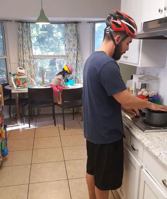 O bebê de quatro meses Jonas Gutierrez, de San Antonio, Texas (EUA), foi forçado a usar um capacete após ser diagnosticado com Plagiocefalia. Para que ele não se sentisse diferente de todos os outros, toda a família decidiu usar capacetes também