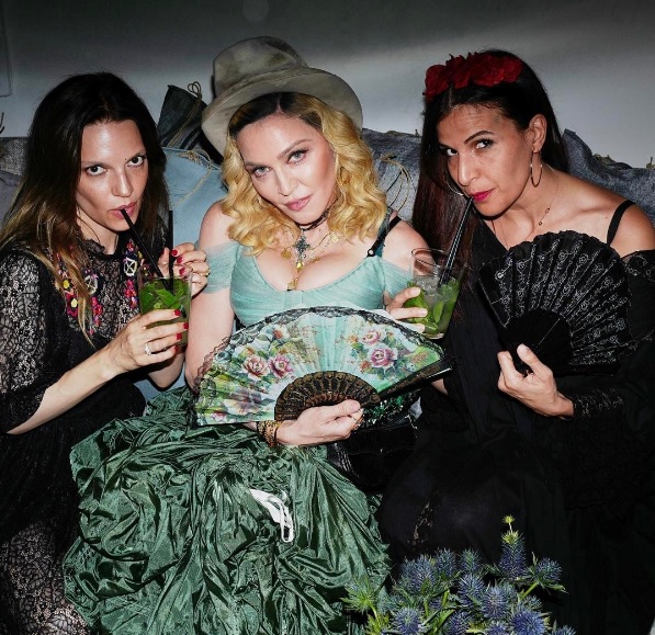 A rainha do pop fez 59 anos e compartilhou alguns cliques de sua festa no Instagram.