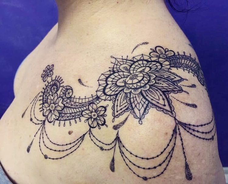 Casal italiano faz sucesso no Instagram com tattoos charmosas e sensuais