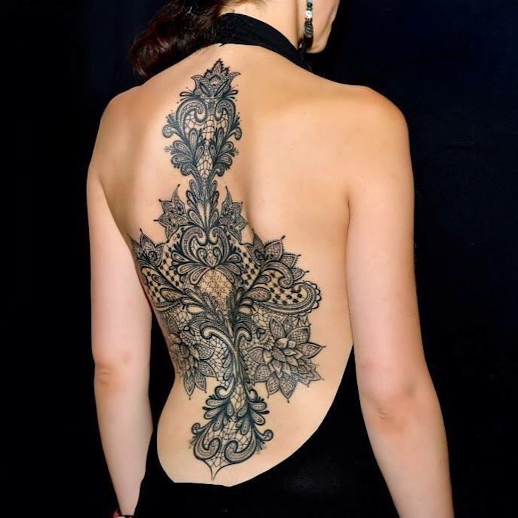 Casal italiano faz sucesso no Instagram com tattoos charmosas e sensuais