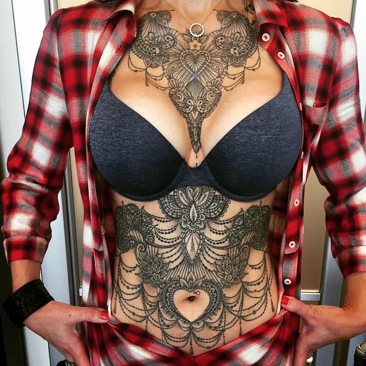 Casal italiano faz sucesso no Instagram com tattoos charmosas e sensuais