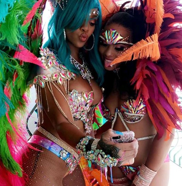 A cantora está em Barbados para curtir o Carnaval