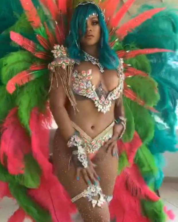 A cantora está em Barbados para curtir o Carnaval