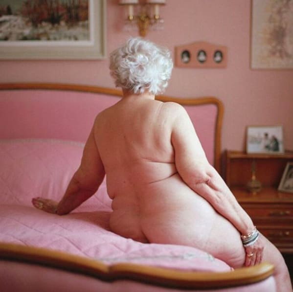 Artistas querem resgatar autoestima e confiança femininas com retratos poéticos e imperfeitos de bundas 