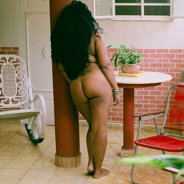 Artistas querem resgatar autoestima e confiança femininas com retratos poéticos e imperfeitos de bundas 