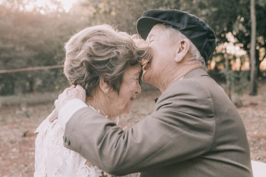 O casamento deles aconteceu em 1957. Mas eles não tinham nenhum registro do grande dia. Assim, fornecedores do interior de São Paulo decidiram oferecer um resgate desse dia e fizeram um miniwedding para os dois. Coisa linda demais!