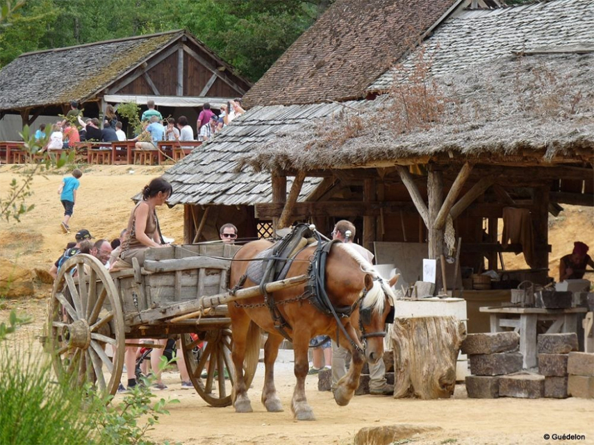 O Castelo de Guedelon na Borgonha, na França, é um projeto único onde voluntários e pesquisadores estão construindo um autêntico castelo do século 13, usando apenas técnicas e materiais disponíveis na época. O projeto começou em 1997 e deve terminar em 2023