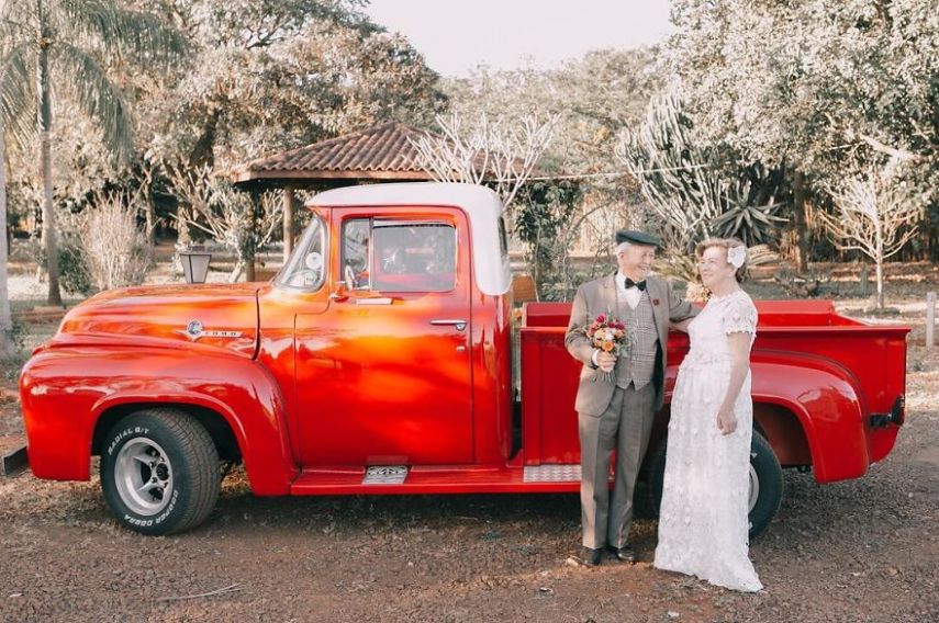 O casamento deles aconteceu em 1957. Mas eles não tinham nenhum registro do grande dia. Assim, fornecedores do interior de São Paulo decidiram oferecer um resgate desse dia e fizeram um miniwedding para os dois. Coisa linda demais!