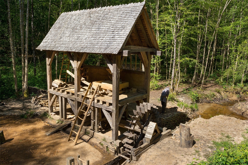 O Castelo de Guedelon na Borgonha, na França, é um projeto único onde voluntários e pesquisadores estão construindo um autêntico castelo do século 13, usando apenas técnicas e materiais disponíveis na época. O projeto começou em 1997 e deve terminar em 2023