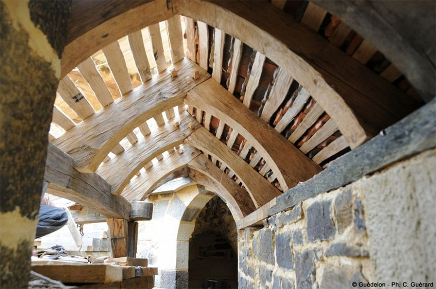 O Castelo de Guedelon na Borgonha, na França, é um projeto único onde voluntários e pesquisadores estão construindo um autêntico castelo do século 13, usando apenas técnicas e materiais disponíveis na época. O projeto começou em 1997 e deve terminar em 2023
