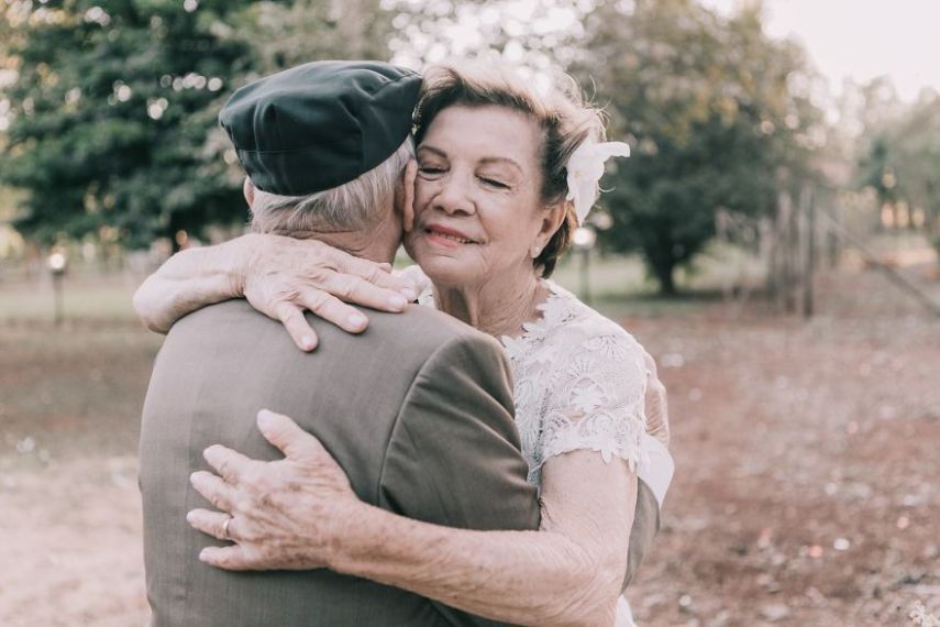 O casamento deles aconteceu em 1957. Mas eles não tinham nenhum registro do grande dia. Assim, fornecedores do interior de São Paulo decidiram oferecer um resgate desse dia e fizeram um miniwedding para os dois. Coisa linda demais!