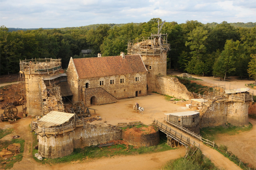 O Castelo de Guedelon na Borgonha, na França, é um projeto único onde voluntários e pesquisadores estão construindo um autêntico castelo do século 13, usando apenas técnicas e materiais disponíveis na época. O projeto começou em 1997 e deve terminar em 2023