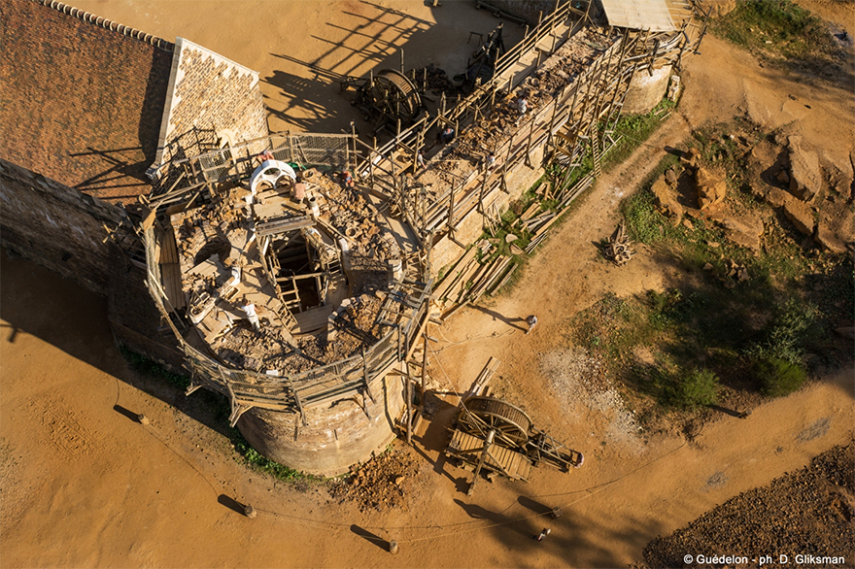 O Castelo de Guedelon na Borgonha, na França, é um projeto único onde voluntários e pesquisadores estão construindo um autêntico castelo do século 13, usando apenas técnicas e materiais disponíveis na época. O projeto começou em 1997 e deve terminar em 2023