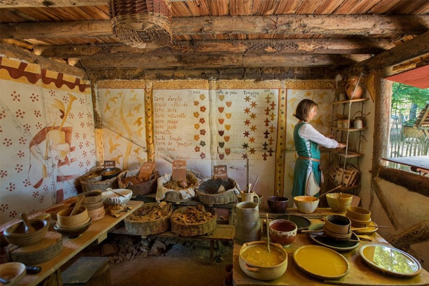 O Castelo de Guedelon na Borgonha, na França, é um projeto único onde voluntários e pesquisadores estão construindo um autêntico castelo do século 13, usando apenas técnicas e materiais disponíveis na época. O projeto começou em 1997 e deve terminar em 2023