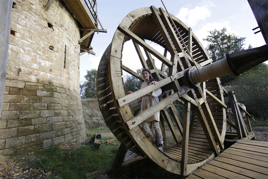 O Castelo de Guedelon na Borgonha, na França, é um projeto único onde voluntários e pesquisadores estão construindo um autêntico castelo do século 13, usando apenas técnicas e materiais disponíveis na época. O projeto começou em 1997 e deve terminar em 2023