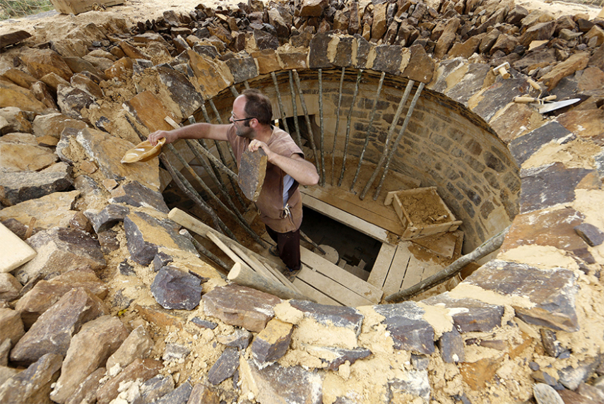 O Castelo de Guedelon na Borgonha, na França, é um projeto único onde voluntários e pesquisadores estão construindo um autêntico castelo do século 13, usando apenas técnicas e materiais disponíveis na época. O projeto começou em 1997 e deve terminar em 2023