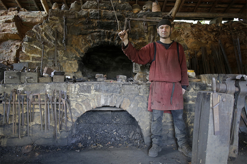O Castelo de Guedelon na Borgonha, na França, é um projeto único onde voluntários e pesquisadores estão construindo um autêntico castelo do século 13, usando apenas técnicas e materiais disponíveis na época. O projeto começou em 1997 e deve terminar em 2023