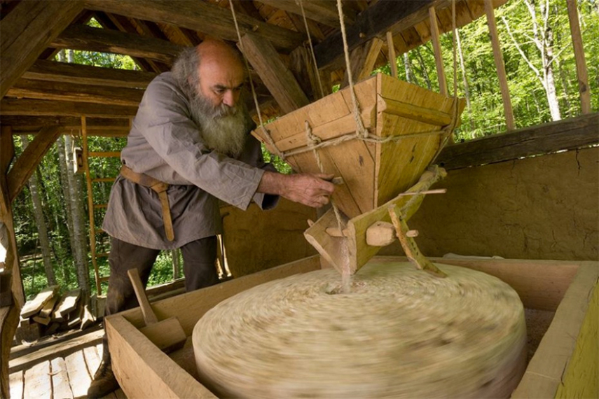 O Castelo de Guedelon na Borgonha, na França, é um projeto único onde voluntários e pesquisadores estão construindo um autêntico castelo do século 13, usando apenas técnicas e materiais disponíveis na época. O projeto começou em 1997 e deve terminar em 2023