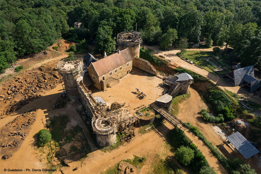 O Castelo de Guedelon na Borgonha, na França, é um projeto único onde voluntários e pesquisadores estão construindo um autêntico castelo do século 13, usando apenas técnicas e materiais disponíveis na época. O projeto começou em 1997 e deve terminar em 2023